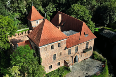 Zamek w Oporowie, Kiernozia, Pałac w Walewicach